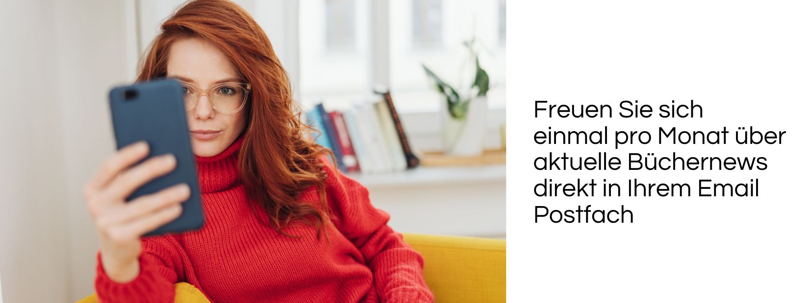 Frau liest den Haas Newsletter am Handy. Link zur Newsletter Anmeldung.