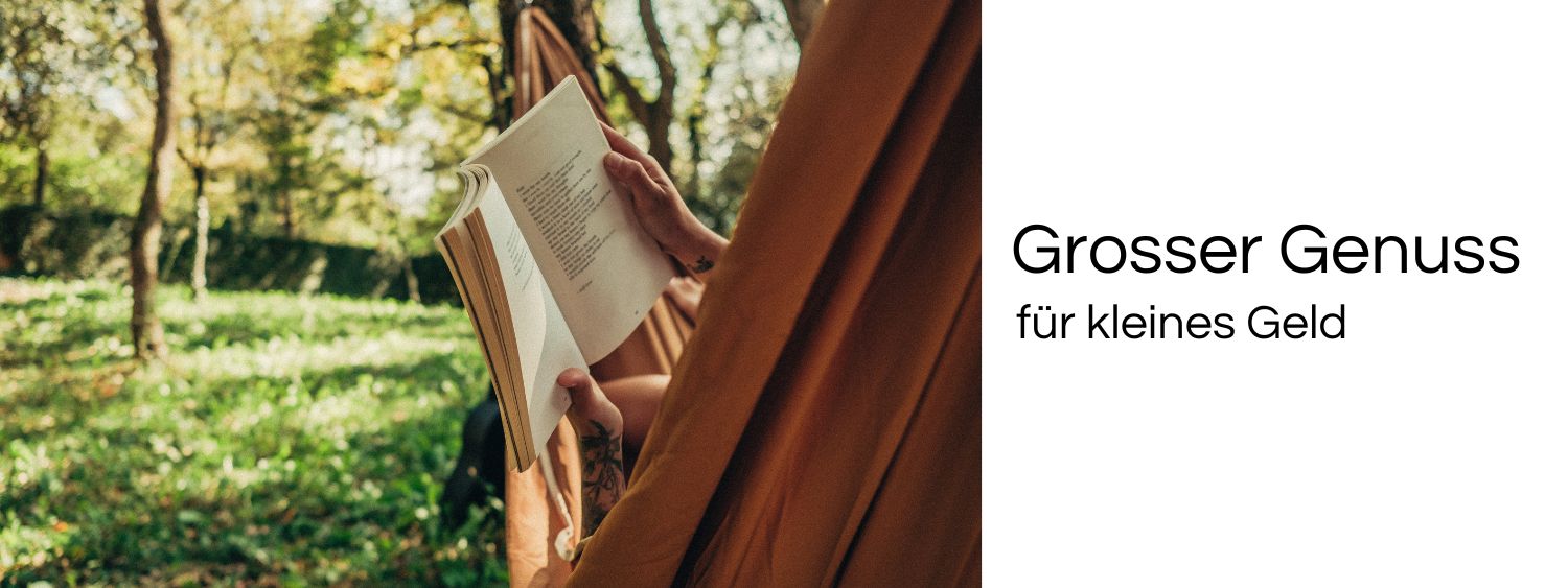 Frau in Hängematte mit Taschenbuch. Link zu unserem Onlineschaufenster Grosser Genuss für kleines Geld.